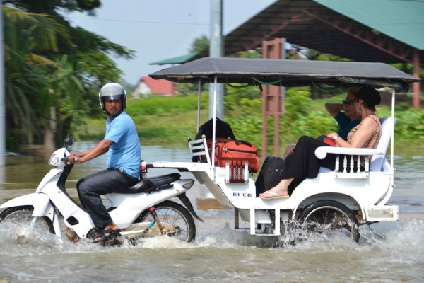 Zdjęcie z Kambodży - Typowy kambodzanski tuktuk i powodz, ktora zalala polowe miasta