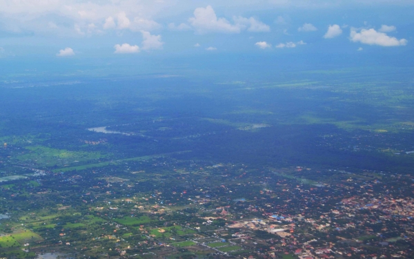 Zdjęcie z Kambodży - Otoczony fosami Angkor Wat widoczny z samolotu