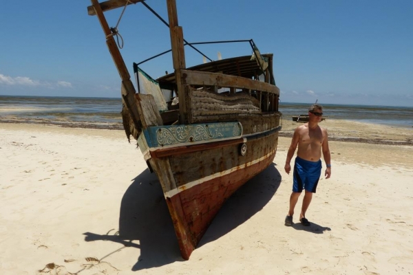 Zdjęcie z Kenii - stara, ale piękna dhow i małżowinek:)