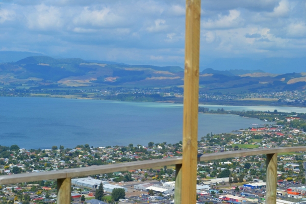 Zdjęcie z Nowej Zelandii - Panorama miasta widziana z tarasu restauracji Aorangi Peak