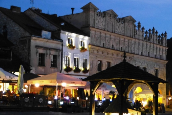 Zdjęcie z Polski - rynek w nocnej szacie prezentuje się jeszcze ciekawiej