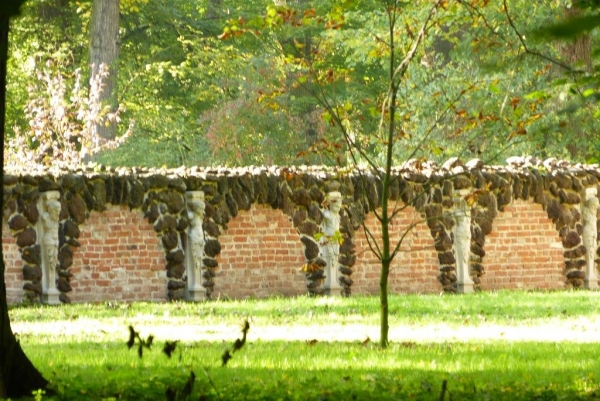 Zdjęcie z Polski - fragment muru z Hermami