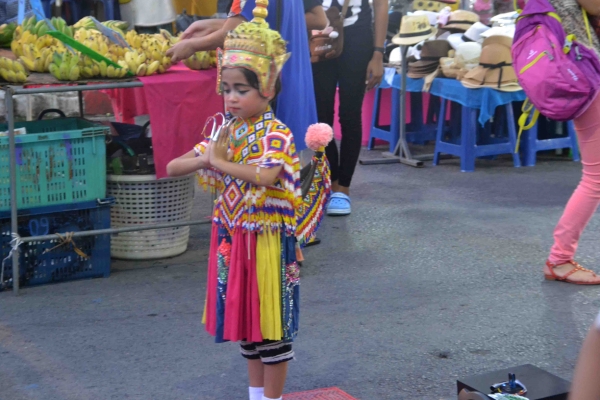 Zdjęcie z Tajlandii - Mala tancereczka na nocnym targu w Krabi Town