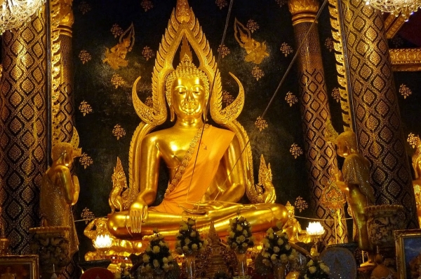 Zdjęcie z Tajlandii - Siedzący Phra Buddha Chinnarat z pozłacanego brązu