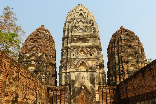 Zdjęcie z Tajlandii - Wat Si Sawai wyróżniają trzy laterytowe prangi w stylu khmerskim, datowane na XII-XIV wiek