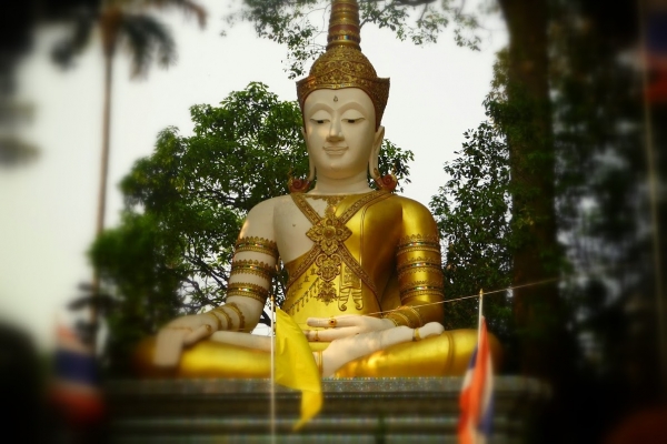 Zdjęcie z Tajlandii - wielki Budda przed Wat Doi Suthep