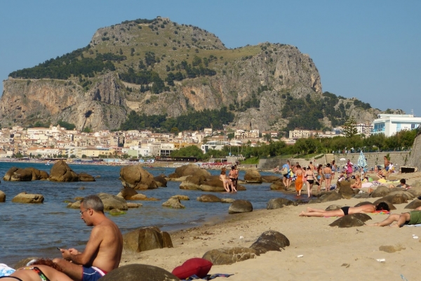 Zdjęcie z Włoch - o tej porze roku na plażach Cefalu nie ma tłumów