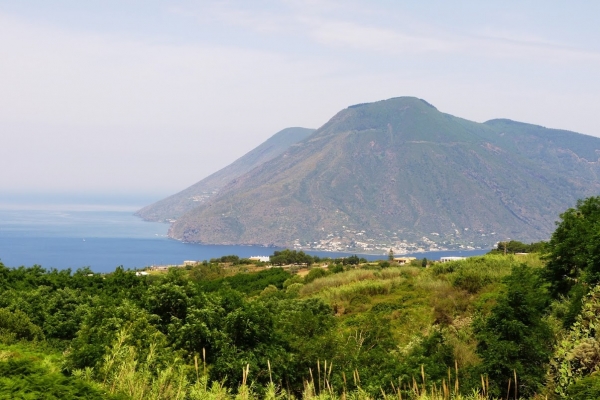 Zdjęcie z Włoch - Salina; to kolejna wyspa eolska sąsiadująca z Lipari