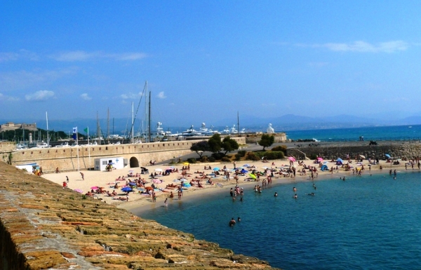 Zdjęcie z Francji - jedna z plaż przy porcie