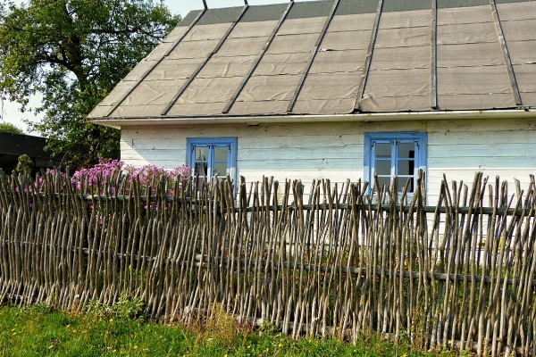 Zdjęcie z Polski - obie chałupy bardzo klimatyczne, choć wolałabym zamieszkać na dzień czy dwa w tej pod strzechą :)