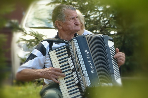 Zdjęcie z Polski - a przy knajpce siedzial taki pańcio i przygrywał.... Ech, jak fajnie....