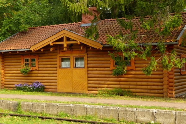 Zdjęcie z Polski - na terenie stacji stoi sporo róznych kolejowych zabudowań, typu: