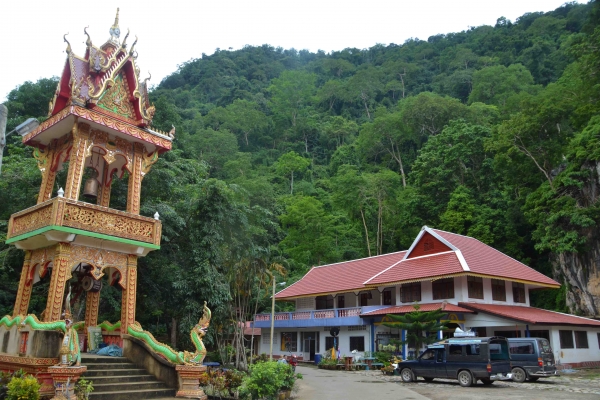 Zdjęcie z Tajlandii - Wat Tham Pla, z prawej klasztor