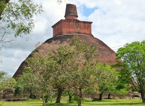 Zdjęcie ze Sri Lanki - Dagoba Dżetawanarama - najwyższa ceglana budowla na Ziemi