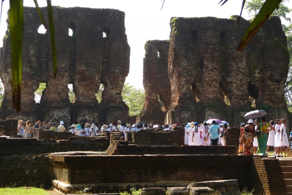 Zdjęcie ze Sri Lanki - Polonnaruwa- ruiny Pałacu Królewskiego i tłumy wycieczek szkolnych