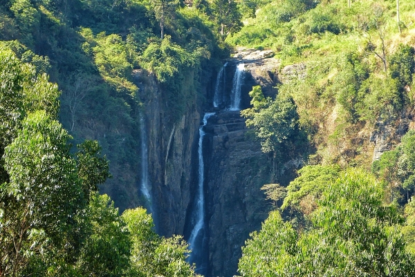 Zdjęcie ze Sri Lanki - w okolicach Nuwara Eliya jest sporo takich malowniczych  wodospadów