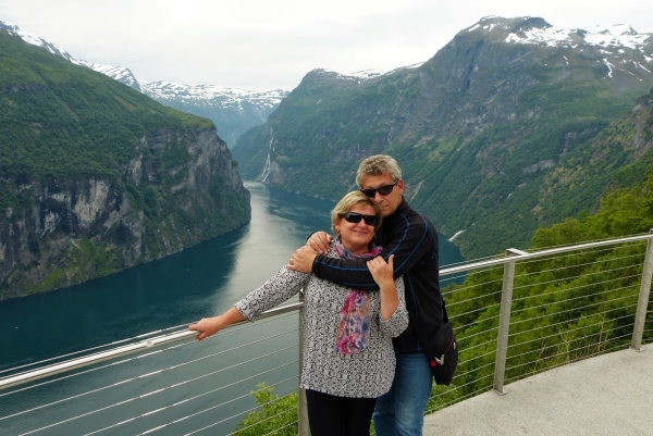 Zdjęcie z Norwegii - bardzo serdecznie pozdrawiamy z tego pieknego  mijeca; widok na drugą stonę fiordu