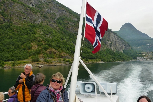 Zdjęcie z Norwegii - mimo ładnej tego dnia pogody, na statku dotkliwie wiało...