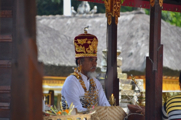 Zdjęcie z Indonezji - Balijski "biskup"w Pura Ulun Danu