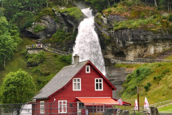 Zdjęcie z Norwegii - woda leje się wprost na dom :)