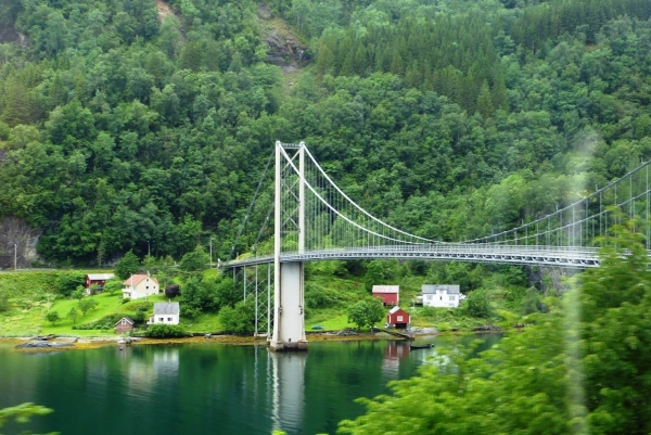 Zdjęcie z Norwegii - jedziemy sobie dalej.... tutaj wiszący most nad Hardangerfjord