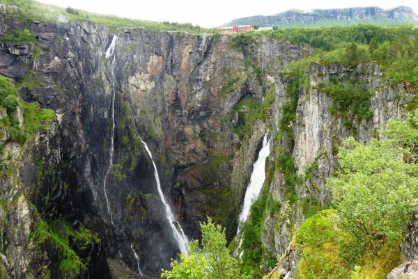 Zdjęcie z Norwegii - widzicie ten hotel nad urwiskiem? 