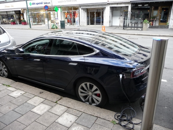 Zdjęcie z Norwegii - takie tankowanie, znaczy się ładowanie samochodów elektrycznych 