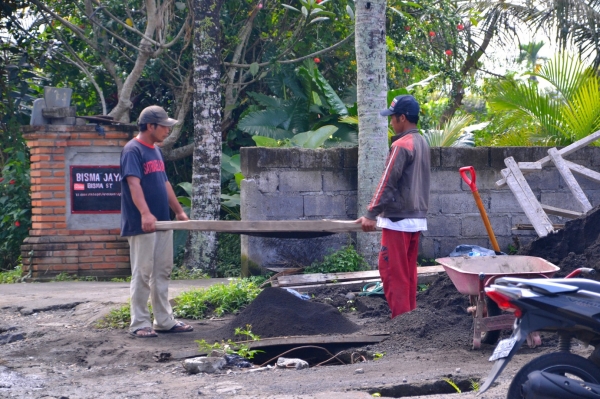 Zdjęcie z Indonezji - Czarny wulkaniczny piasek wykozystywany do budowy