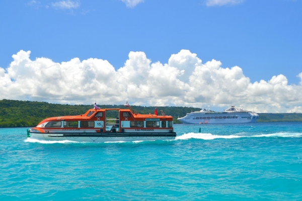 Zdjęcie z Vanuatu - Takie tendery kursowaly non-stop pomiedzy plaza a statkiem