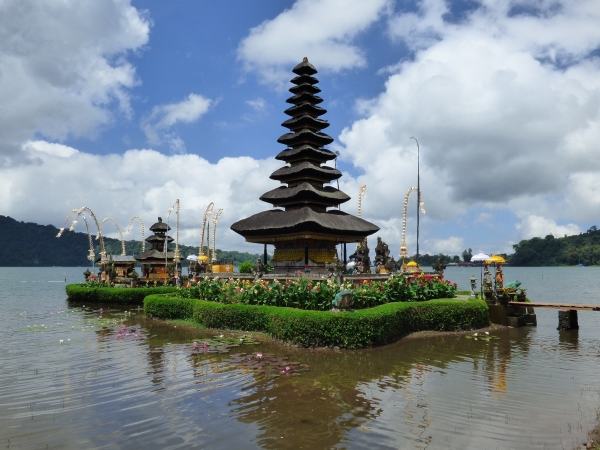 Zdjęcie z Indonezji - Wyspa Bali - świątynia na jeziorze Pura Ulun Danu Bratan