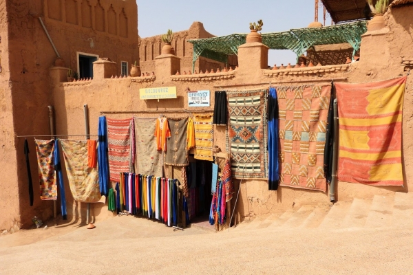 Zdjęcie z Maroka - dywanów w Maroku jest zatrzęsienie; w domach gdzie popijają herbatkę