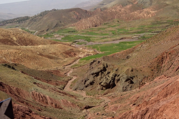 Zdjęcie z Maroka - jedziemy przez różnokolorowe góry....