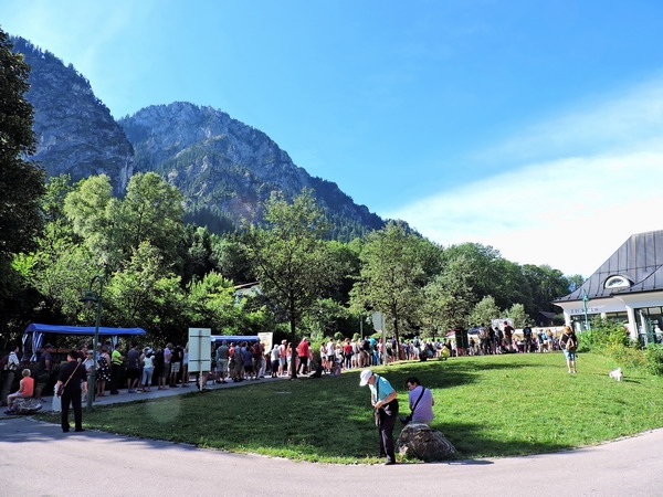 Zdjęcie z Niemiec - Kolejka do kasy - zamek Neuschwanstein