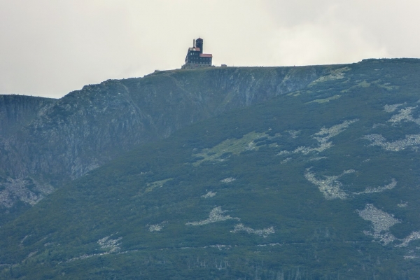 Zdjęcie z Polski - widok z perspektywy zbiornika "Sosnówka" na Śnieżne Kotły (duży zoom)