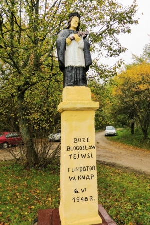 Zdjęcie z Polski - roztoczańskie kapliczki- z parkingiem dla grzybiarzy w tle :)