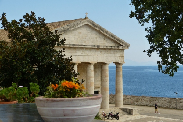Zdjęcie z Grecji - na poziomie  pierwszym Twierdzy znajduje sie ciekawy neoklasyczny kosciół 