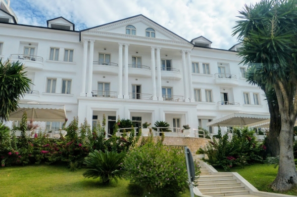 Zdjęcie z Albanii - Hotel Butrint w Sarandzie - kiedyś gościł partyjne "elyty" Hodży,