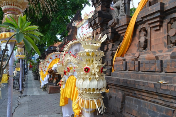 Zdjęcie z Indonezji - Przybrana do slubu swiatynia w Seminyak