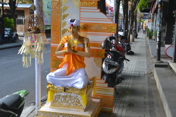 Zdjęcie z Indonezji - Ulica w Seminyak przybrana na powitanie pary mlodej