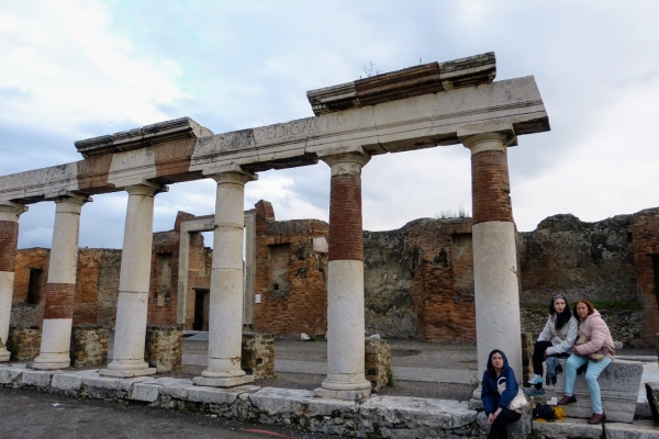 Zdjęcie z Włoch - Pompeje - ruiny jednej z wielu świątyń