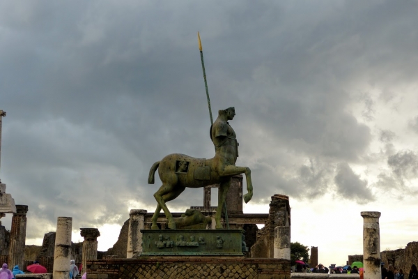 Zdjęcie z Włoch - Centaur Igora Mitoraja - od 2016 antyczne rzeźby naszego rodaka zdobią Pompeje