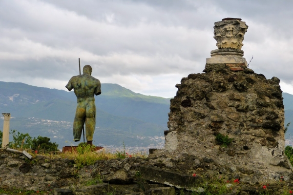 Zdjęcie z Włoch - Dedal - Igora Mitoraja - wśród ruin Pompei