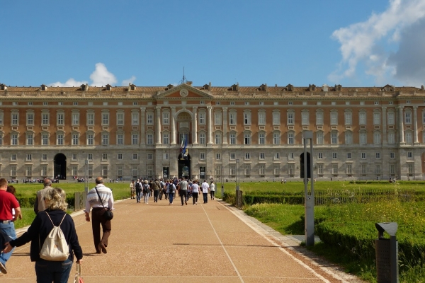 Zdjęcie z Włoch - olbrzymi Pałac Burbonów w Cesercie ma powierzchnię 45 tys m2
