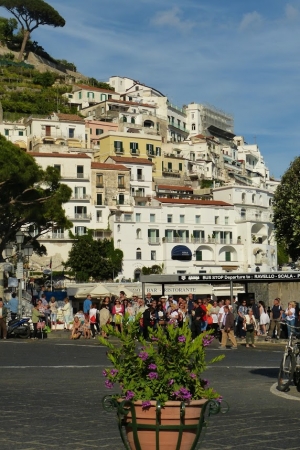 Zdjęcie z Włoch - z nabrzeża w stronę miasteczka Amalfi