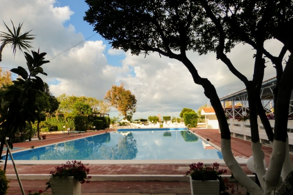 Zdjęcie z Włoch - hotelowy basen, a ścieżką prosto nad morze