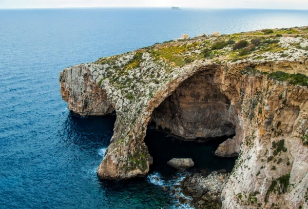 Zdjęcie z Malty - widok z góry na słynny łuk skalny nad Blue Grotto