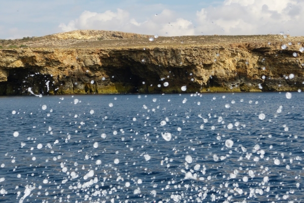 Zdjęcie z Malty -  prujemy motorówką, no to woda bryzga :)