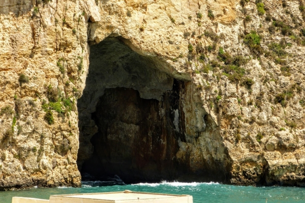 Zdjęcie z Malty - jaskinia morska w tzw "morzu wewnętrznym" (Inland Sea), nieopodal Azure Window