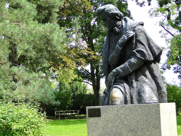 Zdjęcie z Polski - Pomnik Chopina w dworskim parku.