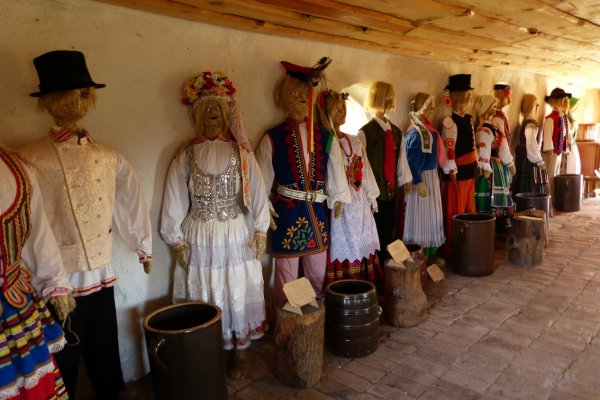 Zdjęcie z Polski - a w środku... wystawa strojów regionalnych